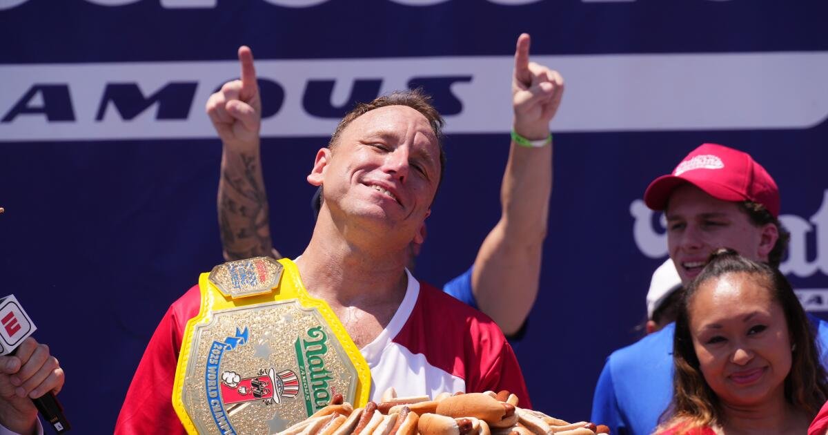 Joey Chestnut reclama el título en el famoso concurso de comer perros calientes de Nathan