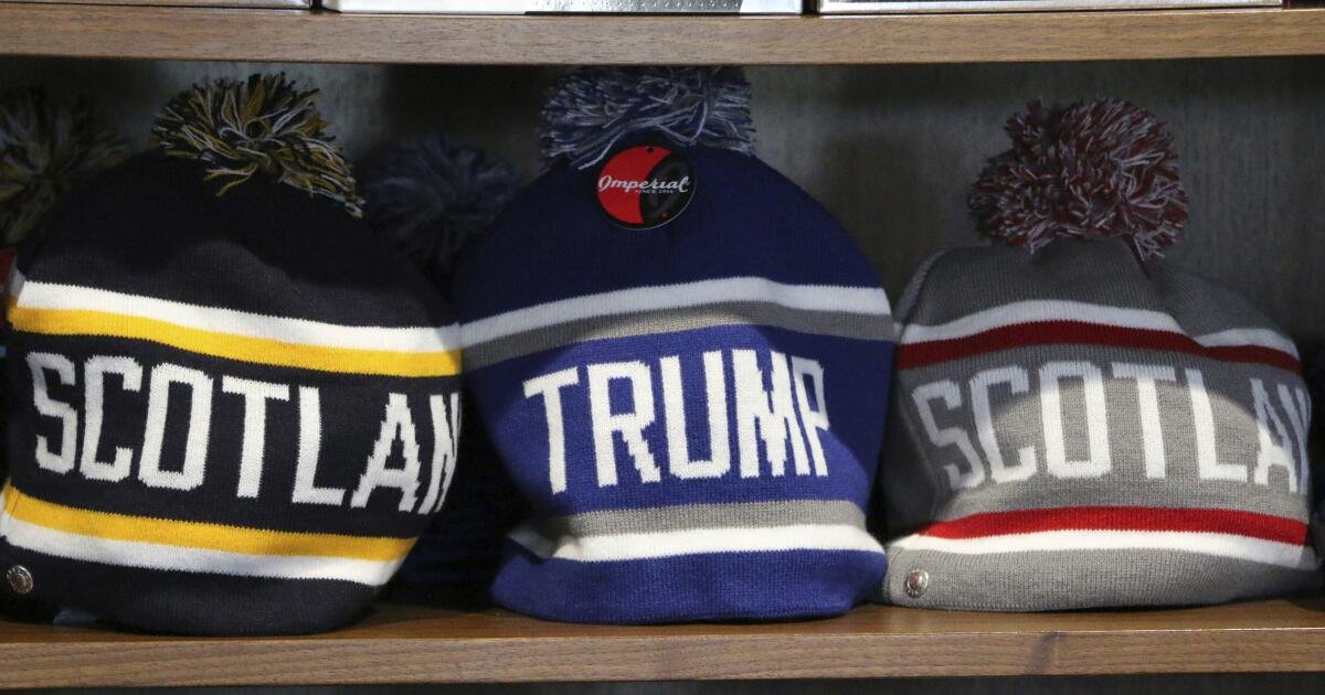 El viaje de Trump a Escocia, ya que su nuevo campo de golf abre la política de desenfoque y el negocio de la familia