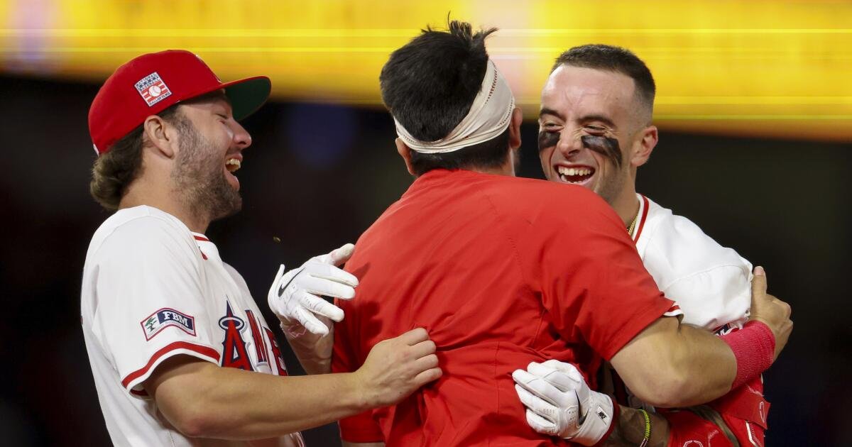 Zach Neto limita su noche de bobblehead con un éxito en la victoria de los Angels sobre los Marineros