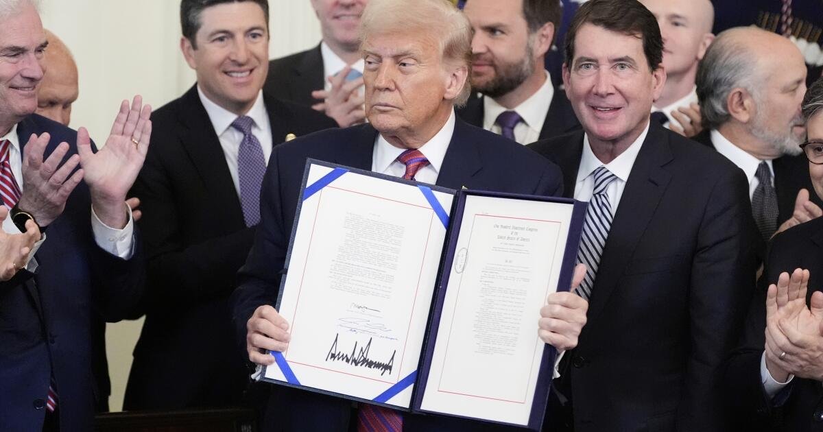 Trump firma nuevas regulaciones de establo en ley, un hito importante para la industria criptográfica