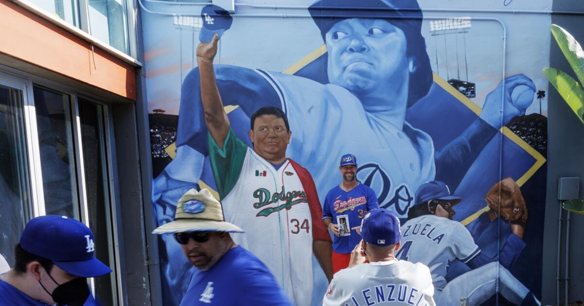 Nuevo mural en el Dodger Stadium honra a Fernando Valenzuela