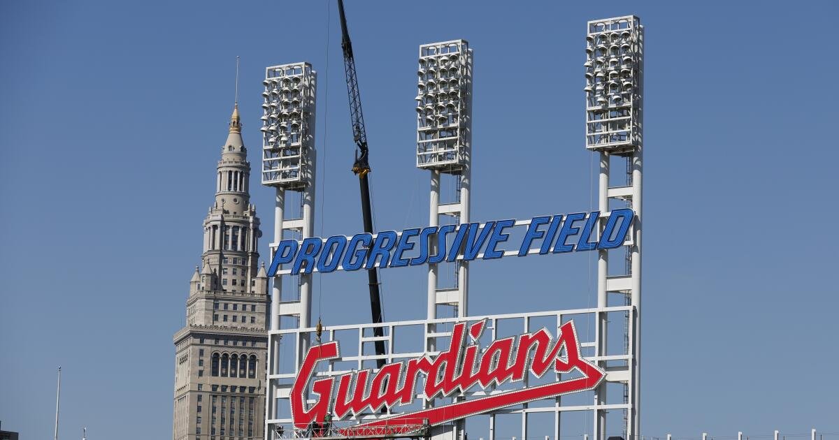 Trump dice que los equipos de béisbol de Washington Football y Cleveland deberían cambiar los nombres
