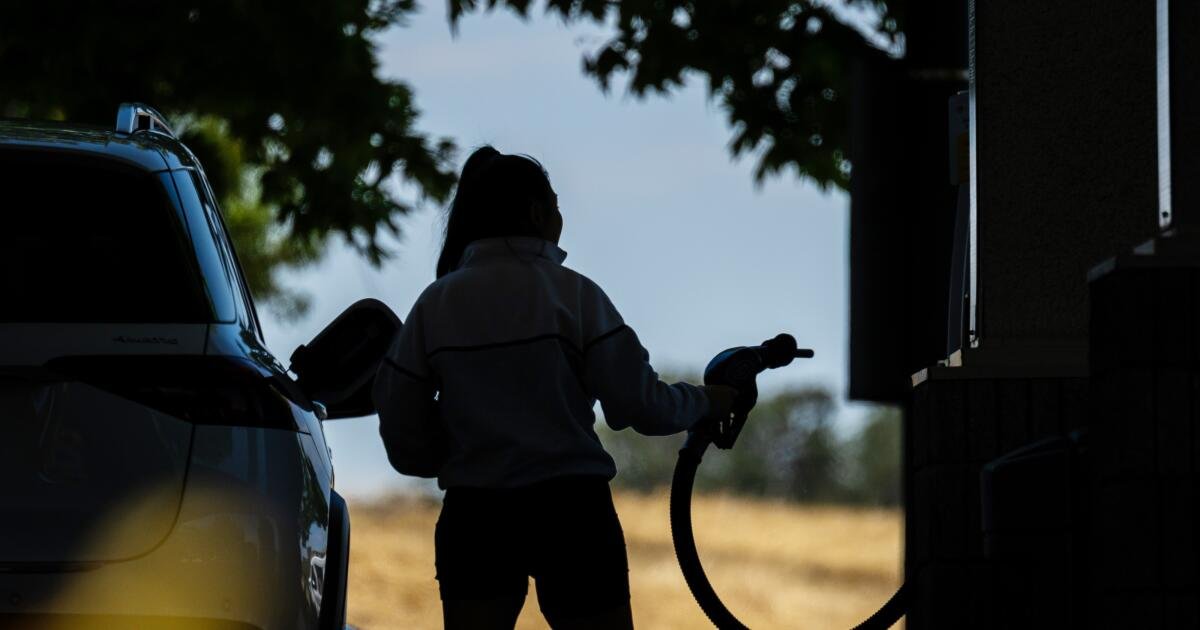 Todavía confiamos en la gasolina. ¿Por qué California está agregando al costo y la contaminación?
