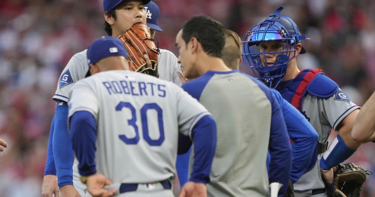 Shohei Ohtani deja el comienzo de lanzamiento debido a los calambres, los Dodgers pasan a perder ante los rojos
