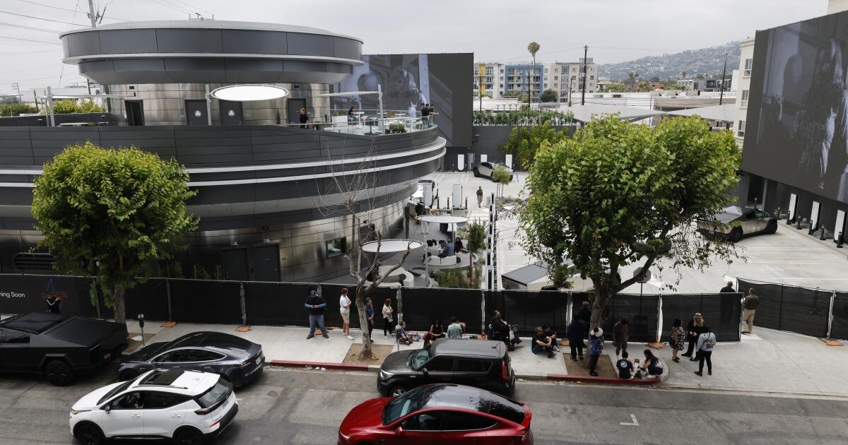Los fanáticos de Tesla se alinean para entrar en el tan esperado Tesla Diner en Hollywood