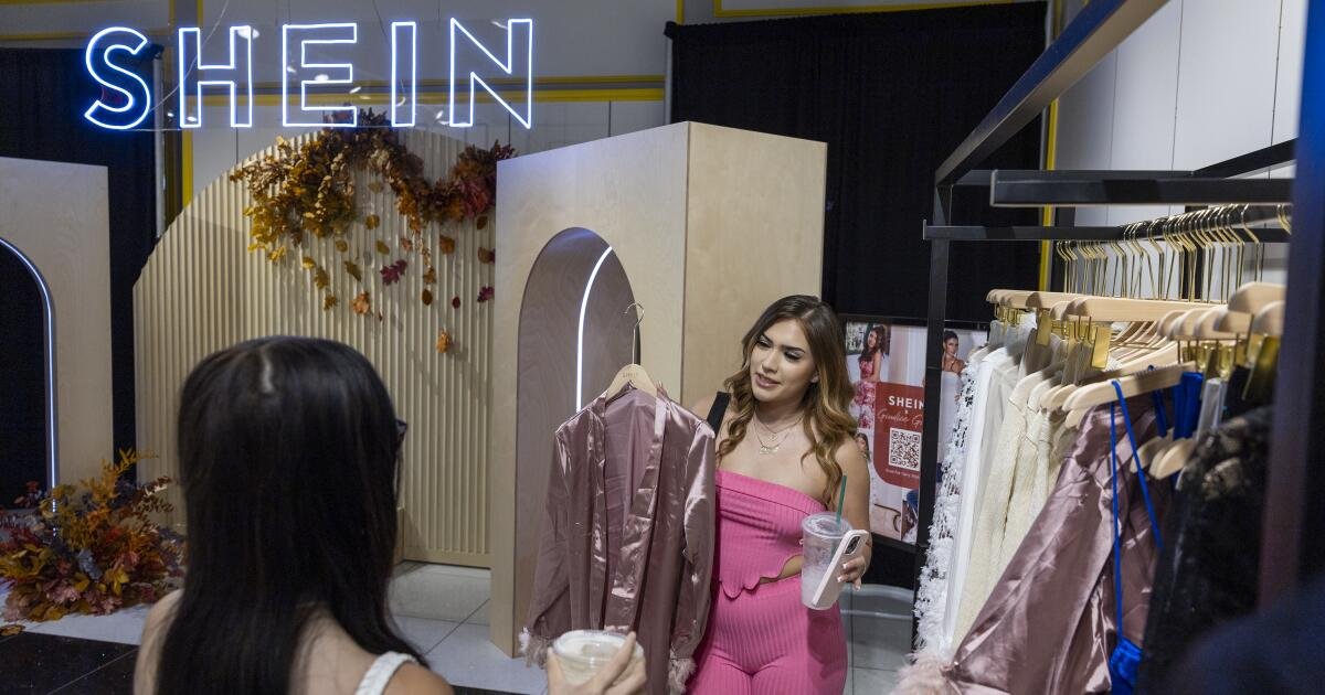 Luchando en la industria del algodón de Texas enfatizando los peligros de la moda rápida