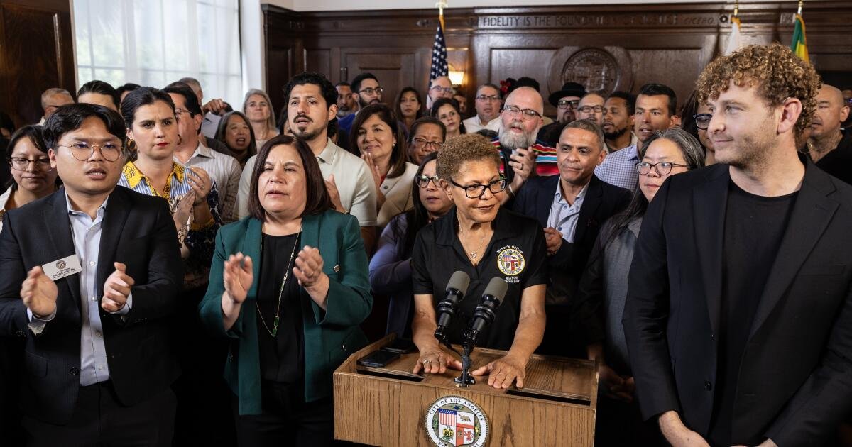 La alcaldesa Karen Bass acusa a Trump de librar "un asalto total a Los Ángeles"