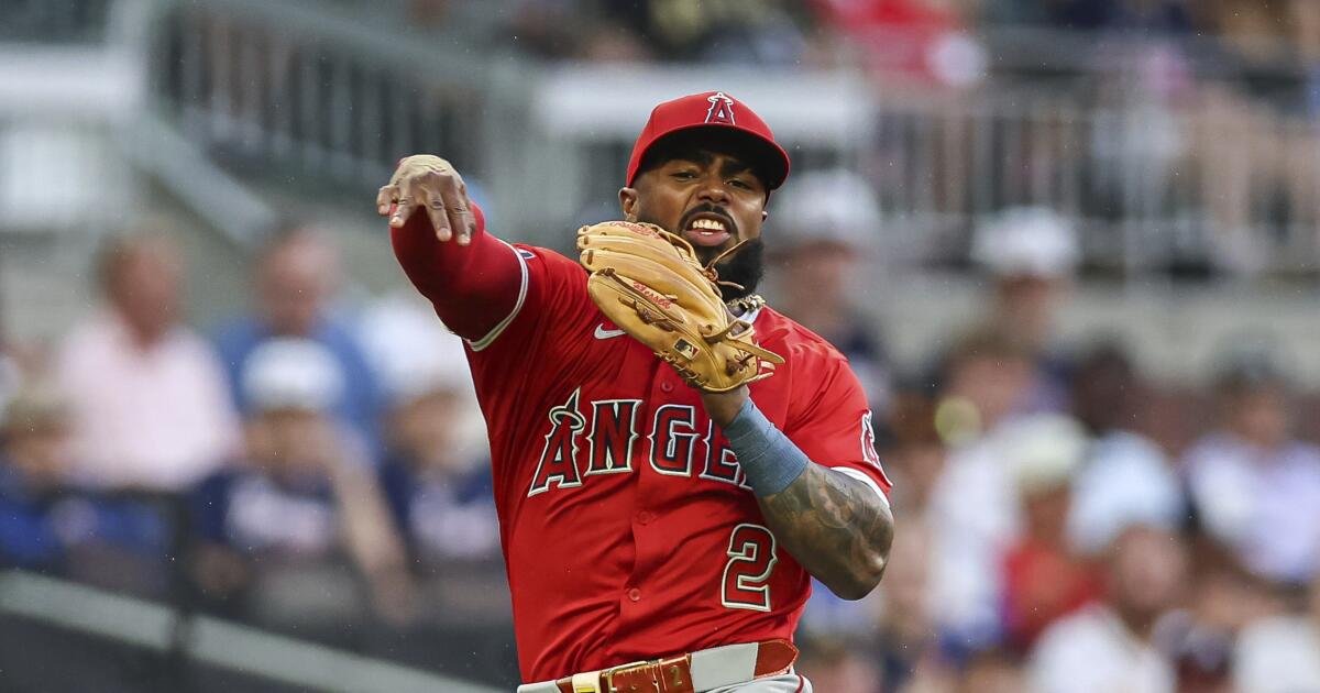 Los ángeles regresan a .500 apagando Bravos