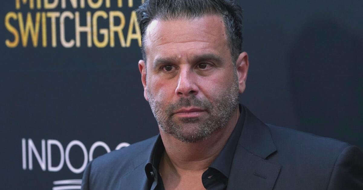 Randall Emmett retirado de la lista de huelgas de la WGA después de pagar una deuda de larga data