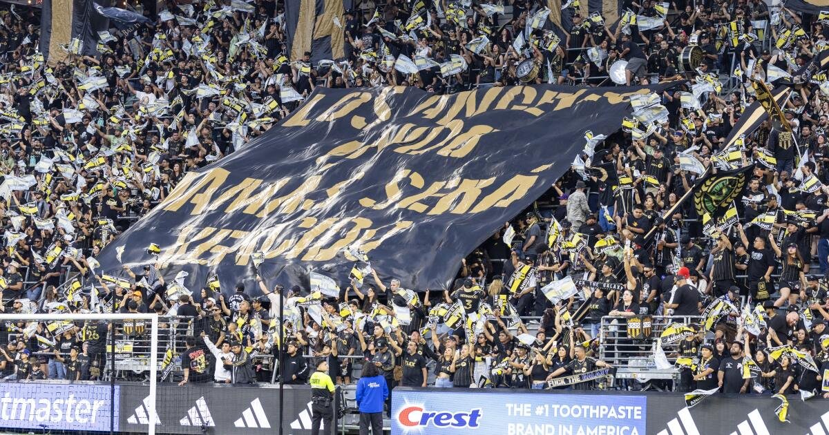 Los fanáticos de LAFC dejaron de lado su rivalidad con Galaxy para mantenerse en solidaridad contra el hielo