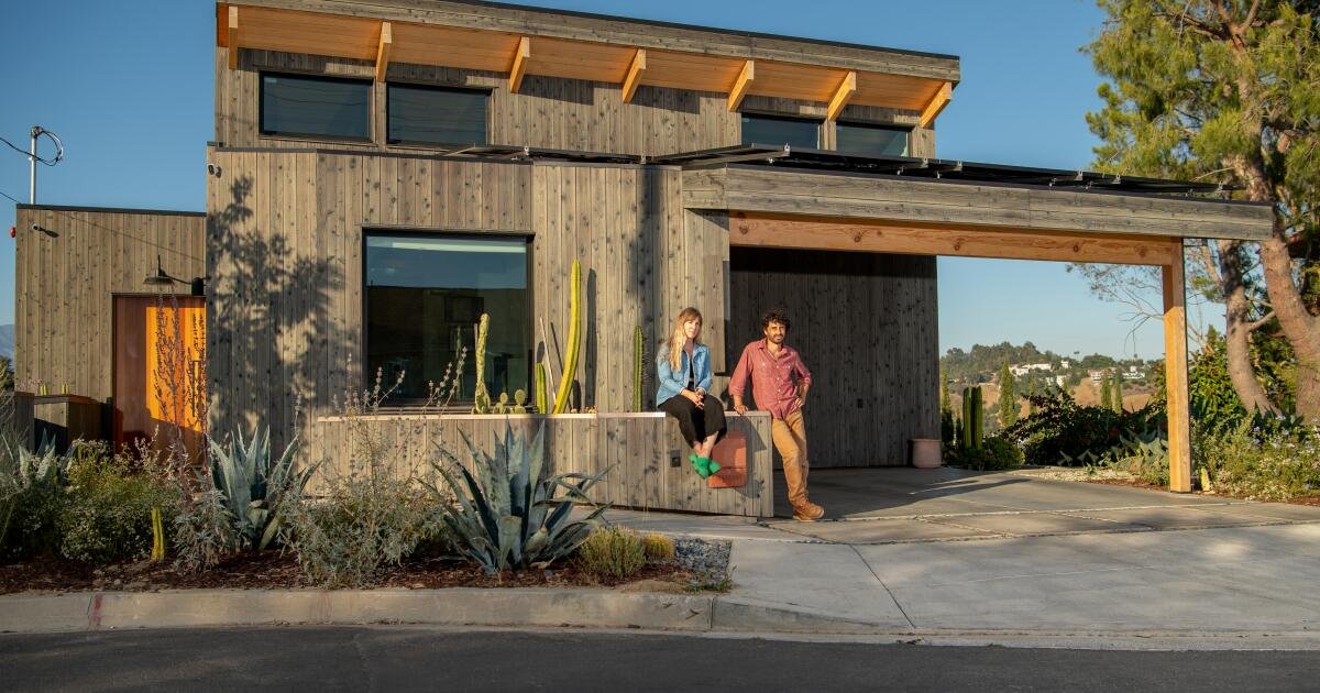 No podían permitirse comprar una casa en Los Ángeles, ¿podrían construir una en su presupuesto?