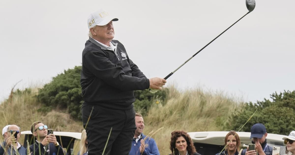 Trump limita su visita escocesa abriendo un nuevo campo de golf y promocionando su marca familiar.
