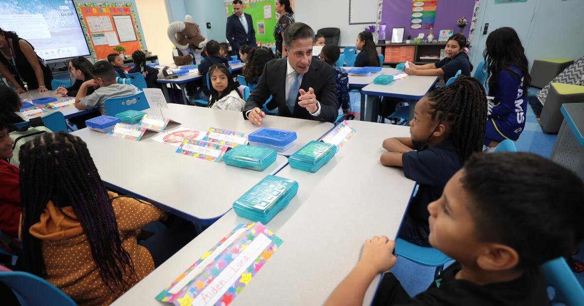 California, otros estados demandan a Trump por retener $ 6.8 mil millones en fondos de educación crítica