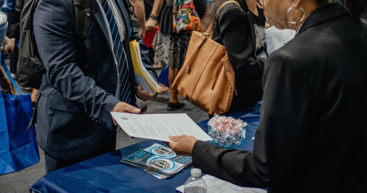 El crecimiento del empleo se acelera con la ayuda de la contratación de educación pública