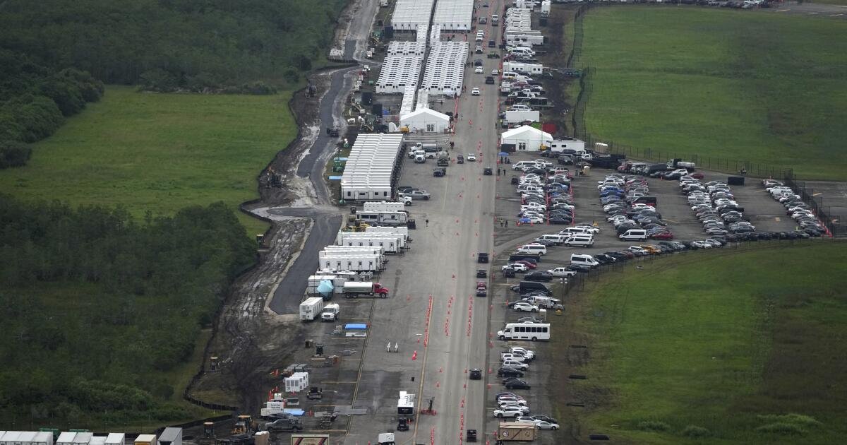 Los detenidos describen gusanos en alimentos, aguas residuales cerca de camas dentro de ‘Alligator Alcatraz’