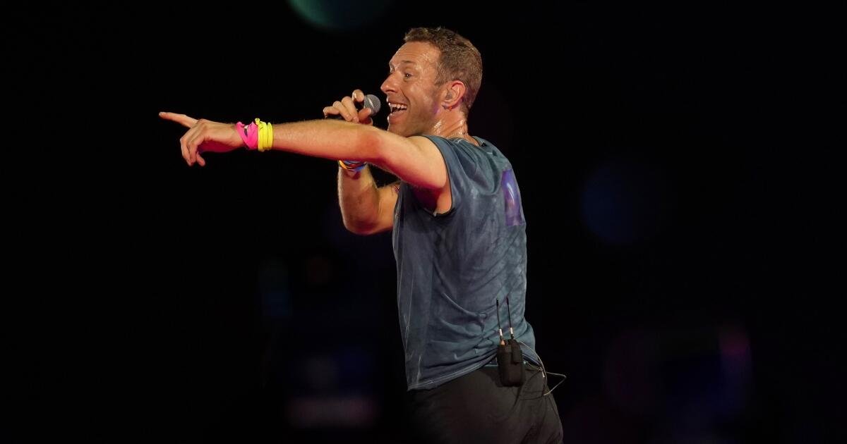 Esa vez que Chris Martin de Coldplay explotó el mundo (oops) para una pareja atrapada engañando a la cámara de beso