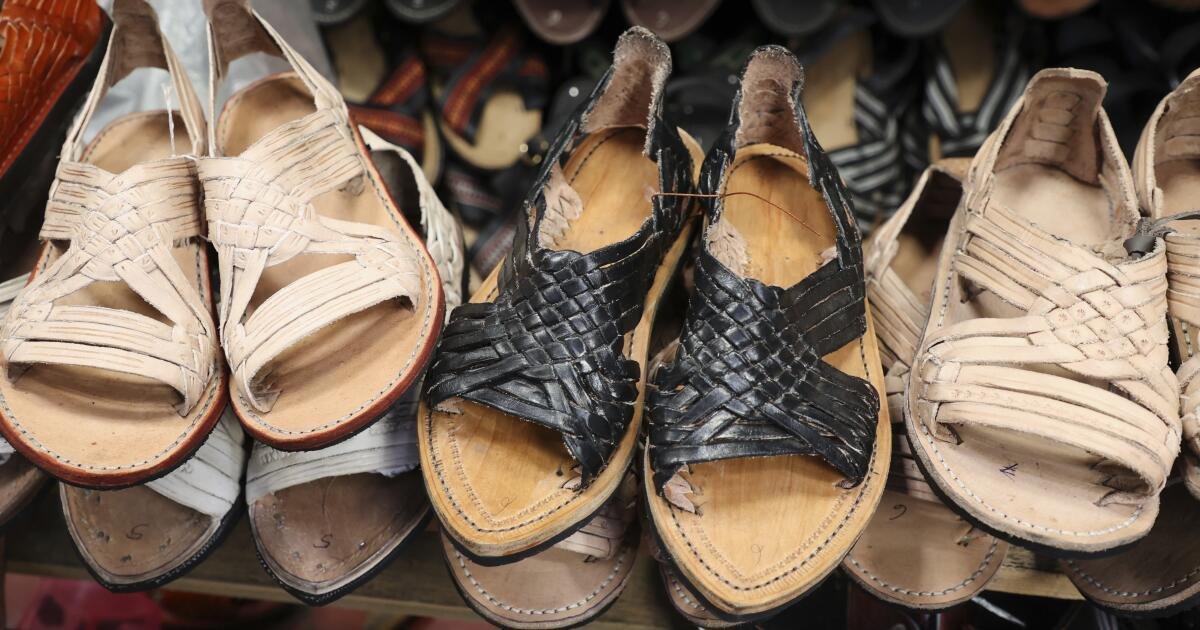 El diseñador mexicoamericano se disculpa por el diseño de sandalias adidas acusadas de apropiación cultural