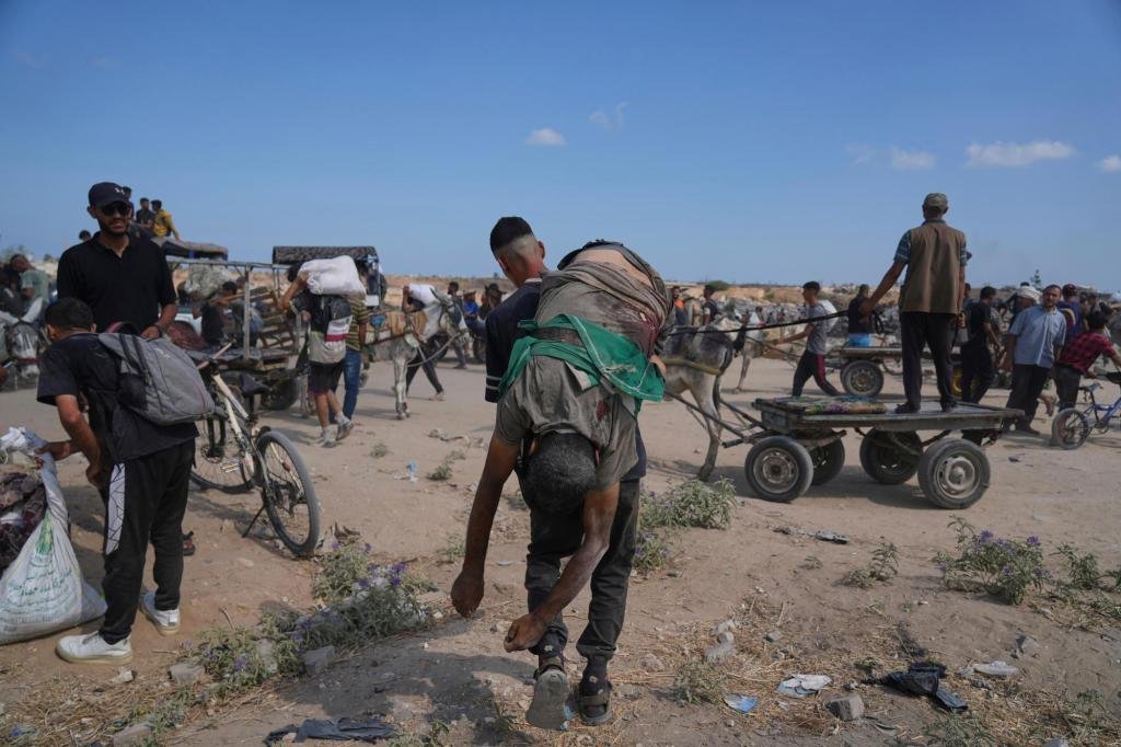 Docenas asesinadas como palestinos en Gaza luchan por ayuda de aire y tierra