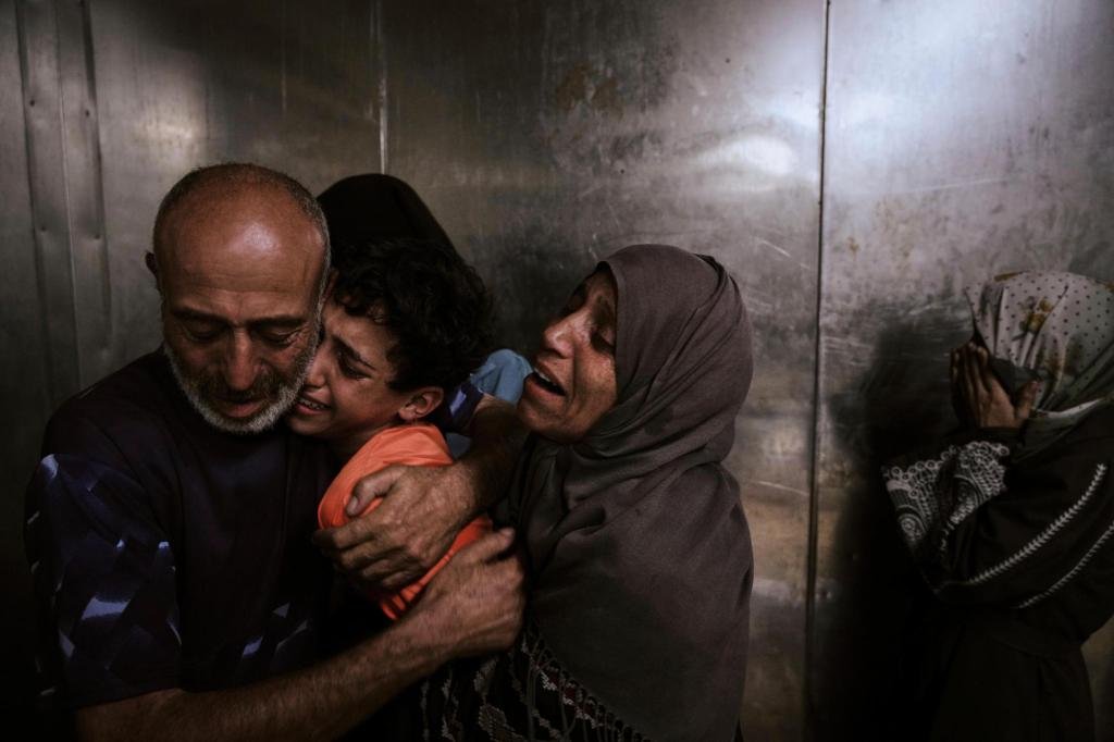 Docenas mataron a buscar ayuda en Gaza mientras Israel pesa más acciones militares