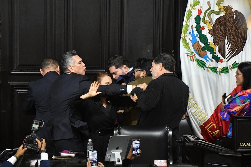El jefe de IR PRI ataca físicamente al líder del Senado de Morena en la tribuna