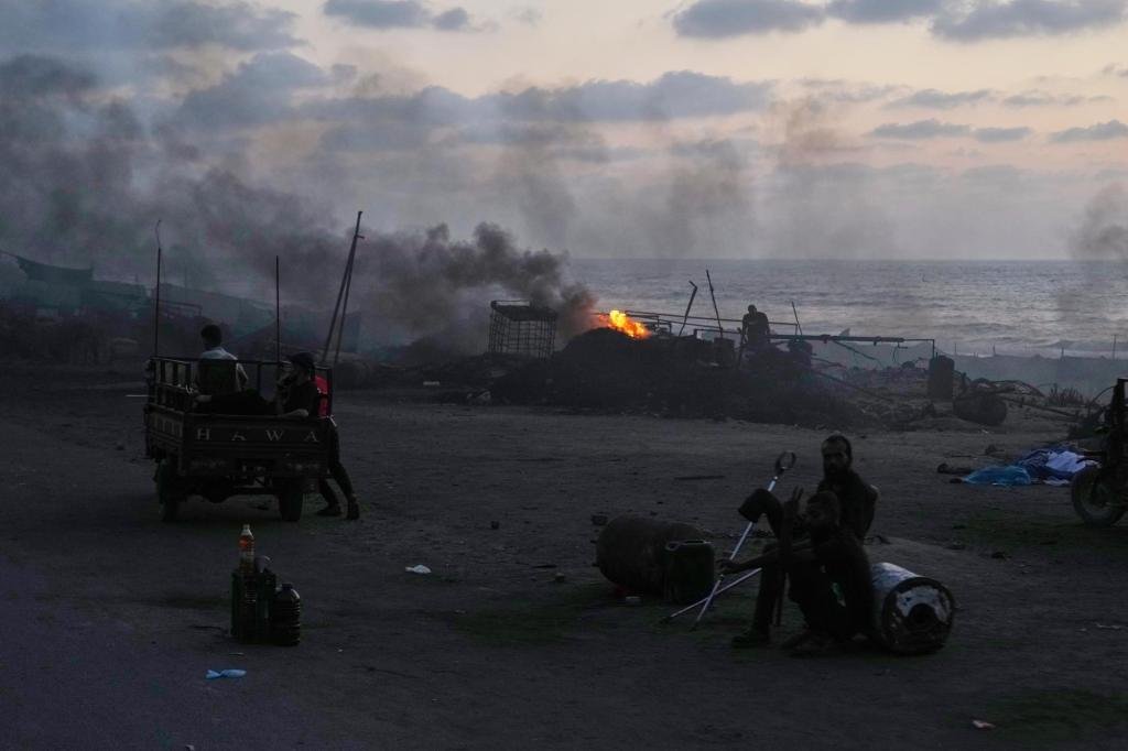 El ministro de defensa de Israel dice que la ciudad de Gaza podría ser destruida mientras los ataques israelíes matan a 17 palestinos