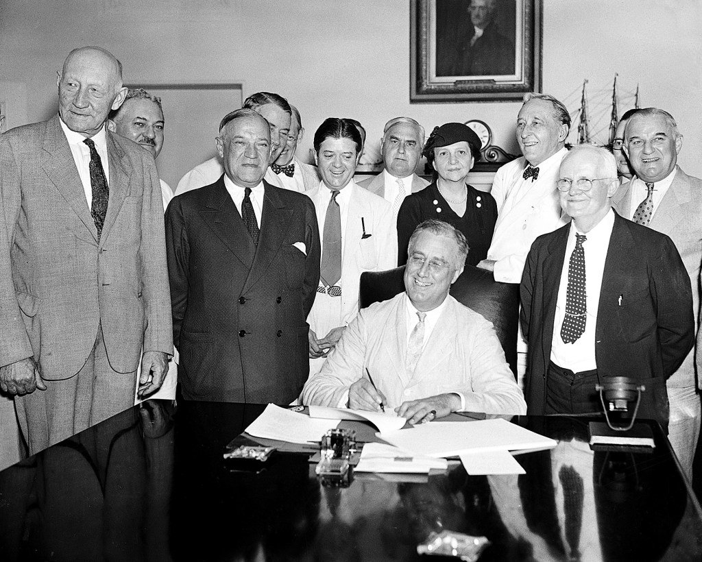 Hoy en Historia: 14 de agosto, FDR firma la Ley del Seguro Social