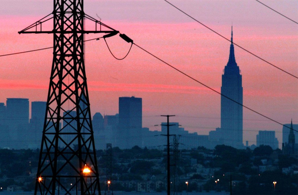 Hoy en Historia: 15 de agosto, Power restaurado después de un mayor apagón en la historia de los Estados Unidos