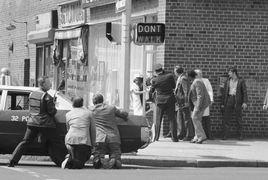 Hoy en Historia: 22 de agosto, rehenes tomados durante el robo de bancos de Brooklyn fallidos