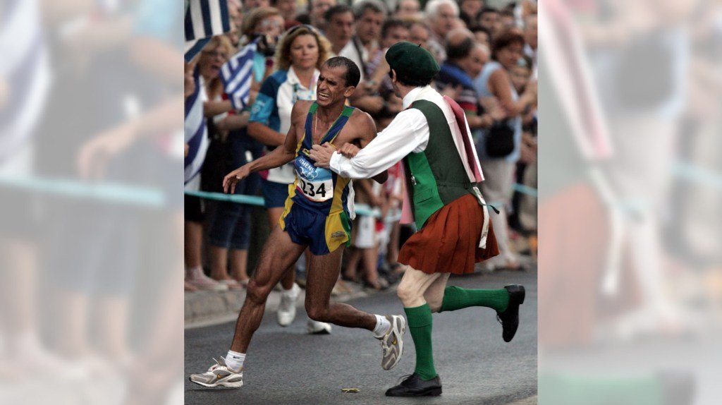 Hoy en Historia: 29 de agosto, maratonista olímpico atacado por Spectator