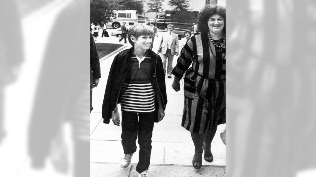 Hoy en la historia: 26 de agosto, el paciente del SIDA comienza la escuela a través de la conexión del teléfono