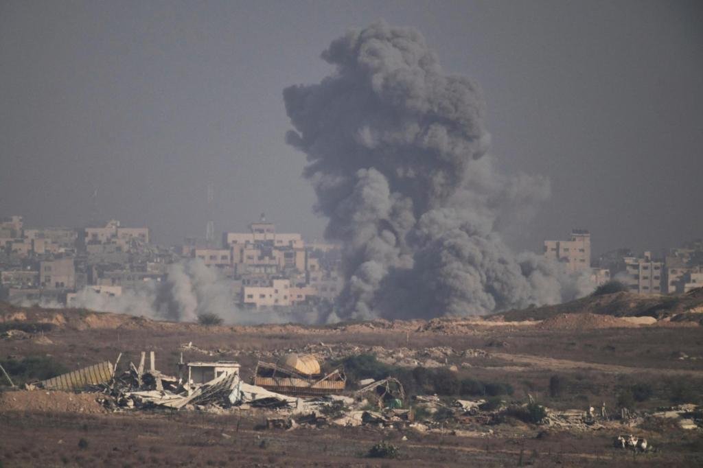 Israel golpea un hospital de Gaza dos veces, matando al menos a 20, incluidos periodistas y rescatistas