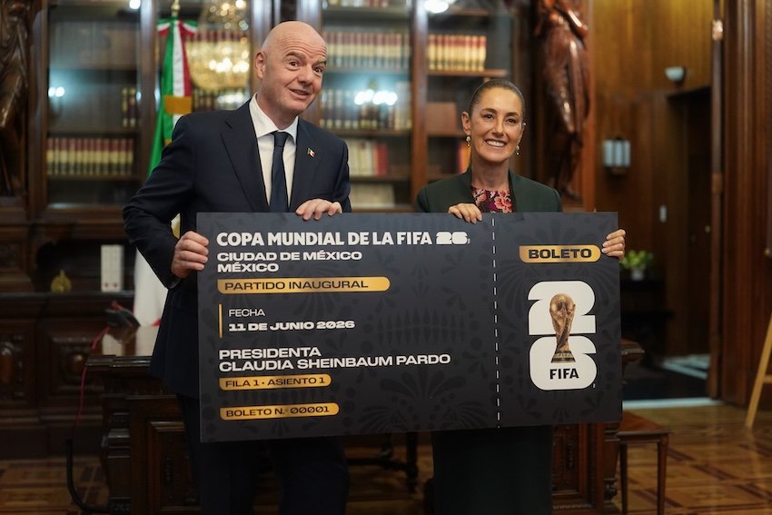 La FIFA le dio a Sheinbaum el primer boleto de la Copa Mundial 2026. Ella planea donarlo