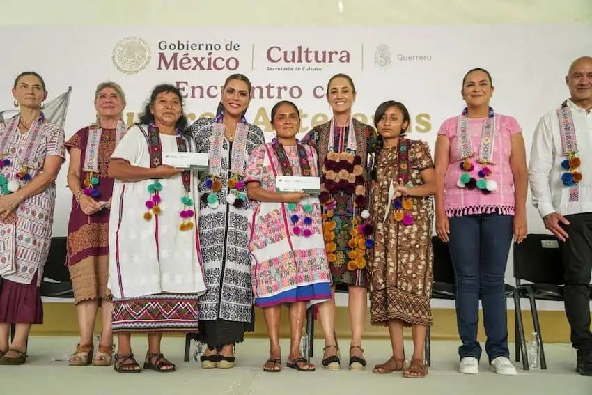 Sheinbaum lanza el programa de crédito ‘apoyarte’ para artesanos textiles indígenas