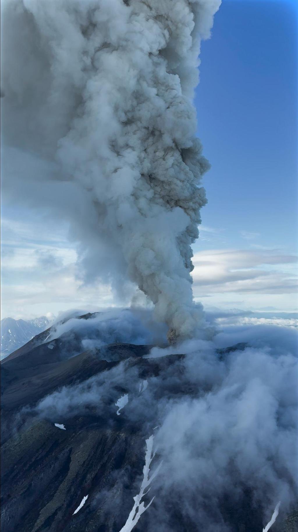 Un volcán en el Lejano Oriente de Rusia estalla por primera vez en siglos