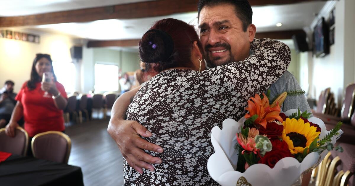 Separados por una frontera durante décadas, los padres y los hijos se reúnen por fin