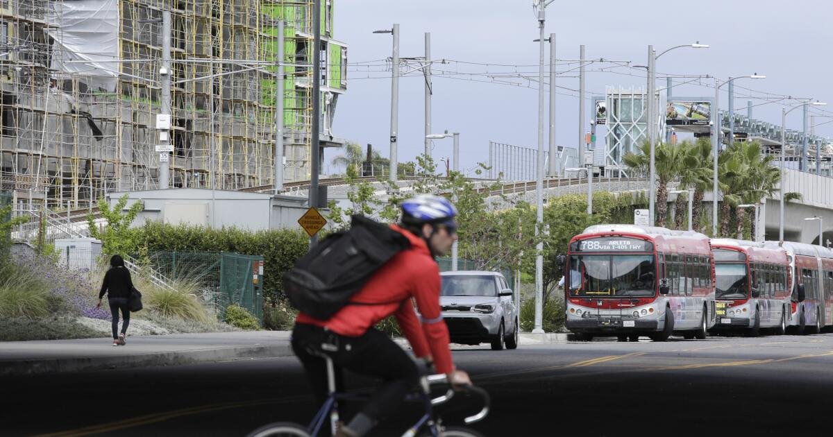 ¿Se detiene la alojamiento más denso cerca de tránsito? El Ayuntamiento de Los Ángeles se opone al proyecto de ley estatal