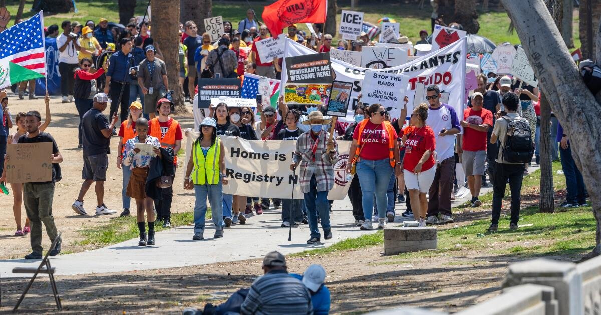 'Vamos a recuperar MacArthur Park': cientos de protesta contra las redadas federales de inmigración en Los Ángeles