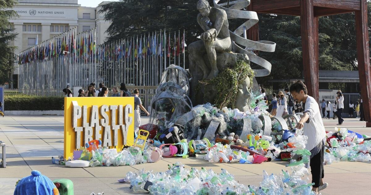 El artista cubre la escultura en basura de plástico en las conversaciones de tratado de contaminación plástica de las Naciones Unidas