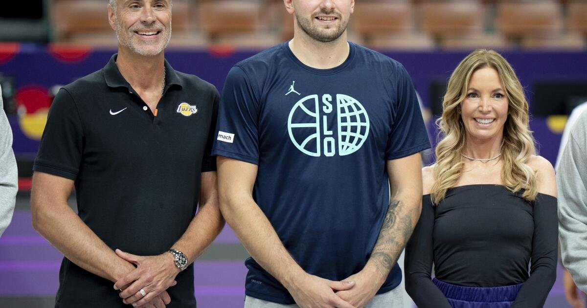 Lakers Brass apoya a Luka Doncic en Eurobasket 2025 viajando a Polonia para mirar