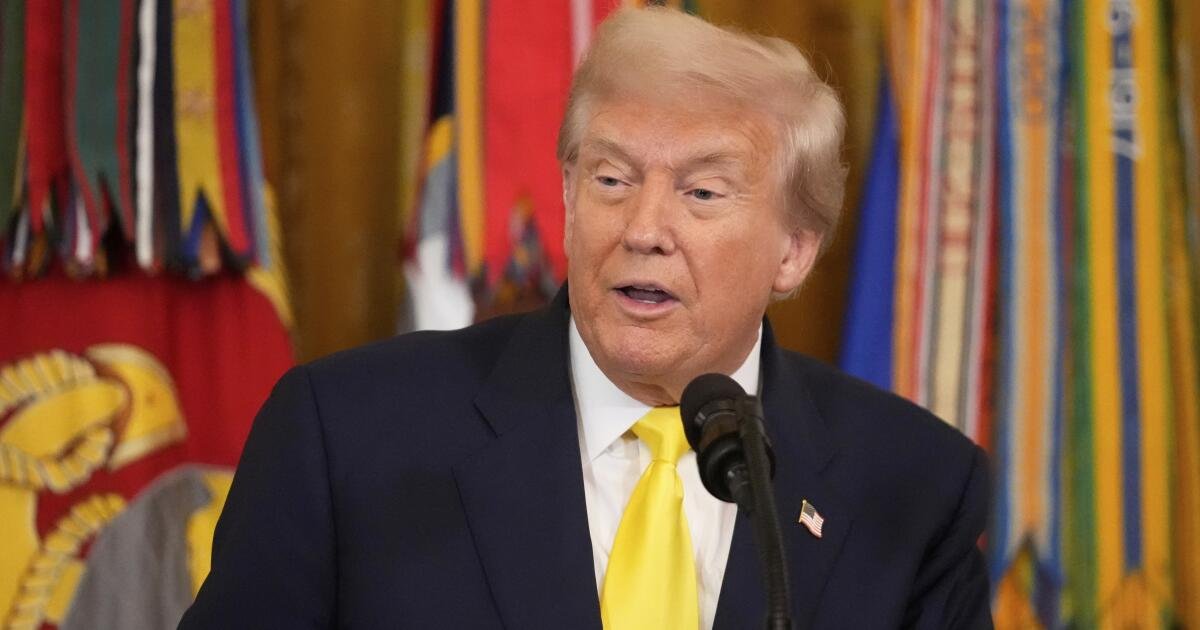 La orden ejecutiva de Trump otorga a los políticos controles sobre todas las subvenciones federales, alarmantes investigadores