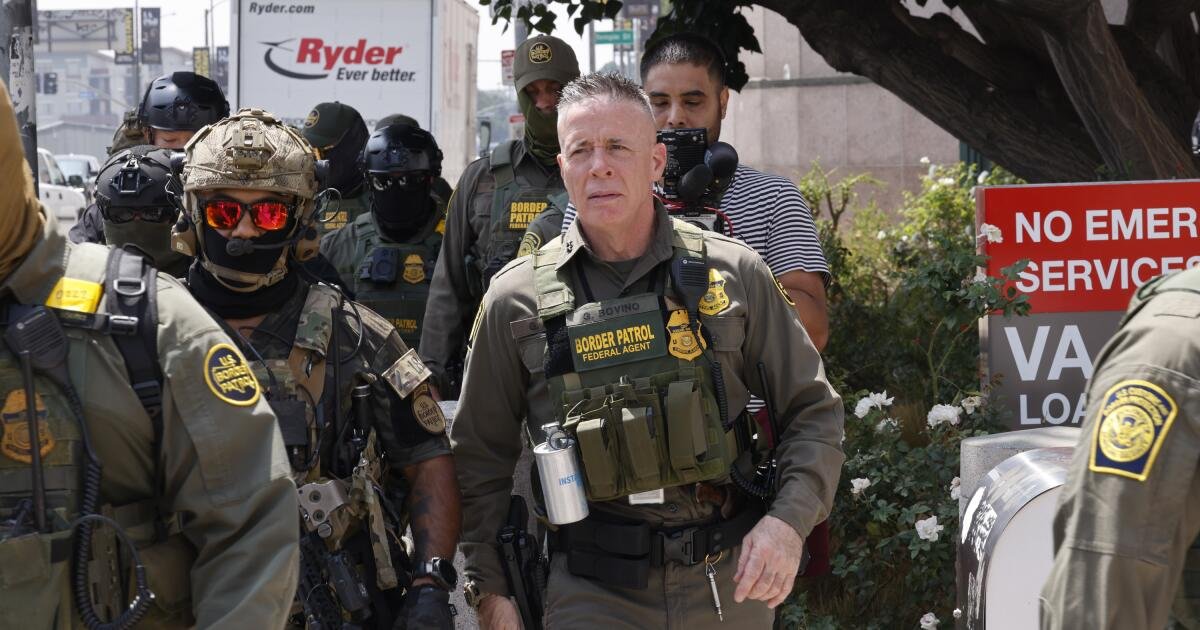Agentes de la Patrulla Fronteriza Show of Force en la 'Big Big Beauty Press Conference' de Newsom
