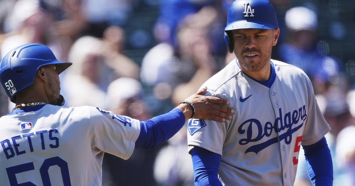 Clayton Kershaw y la ofensiva de rebotes ayudan a los Dodgers al Salvaje a separarse contra Rockies