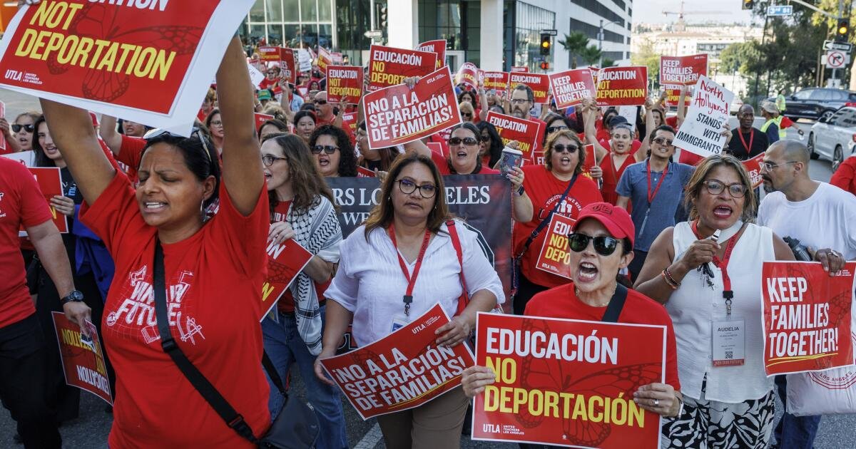 Manifestantes, maestros sindicales demandan lausd brindan más protección para los inmigrantes