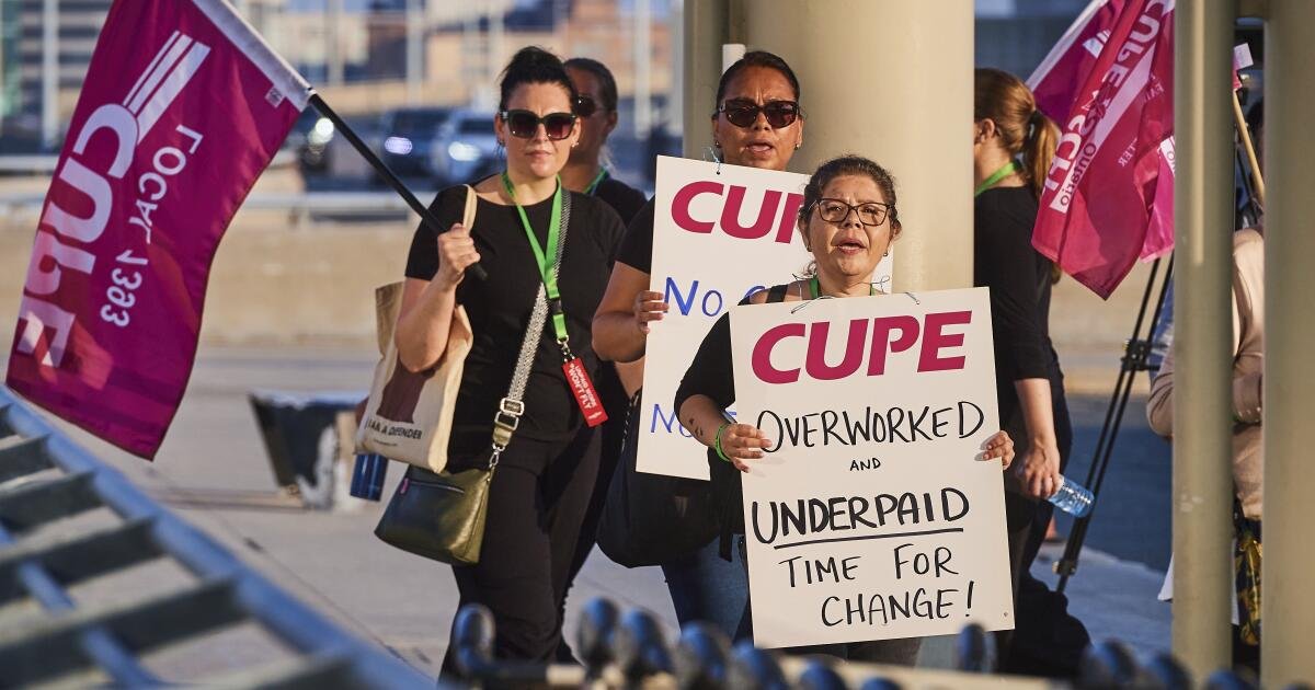Fuerzas gubernamentales Air Canada y azafatas de regreso al trabajo y en arbitraje