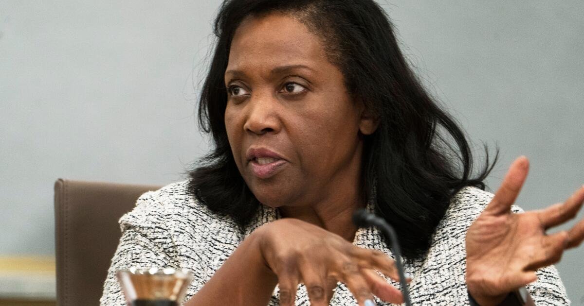 Trump dice que está disparando a la gobernadora Lisa Cook, abriendo el nuevo frente en la lucha por el control del banco central