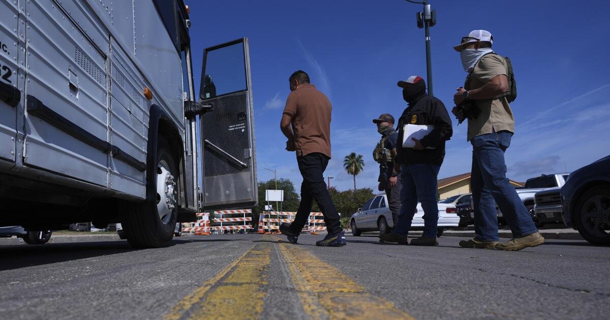 El juez detiene el impulso de la administración Trump para expandir las deportaciones de vía rápida