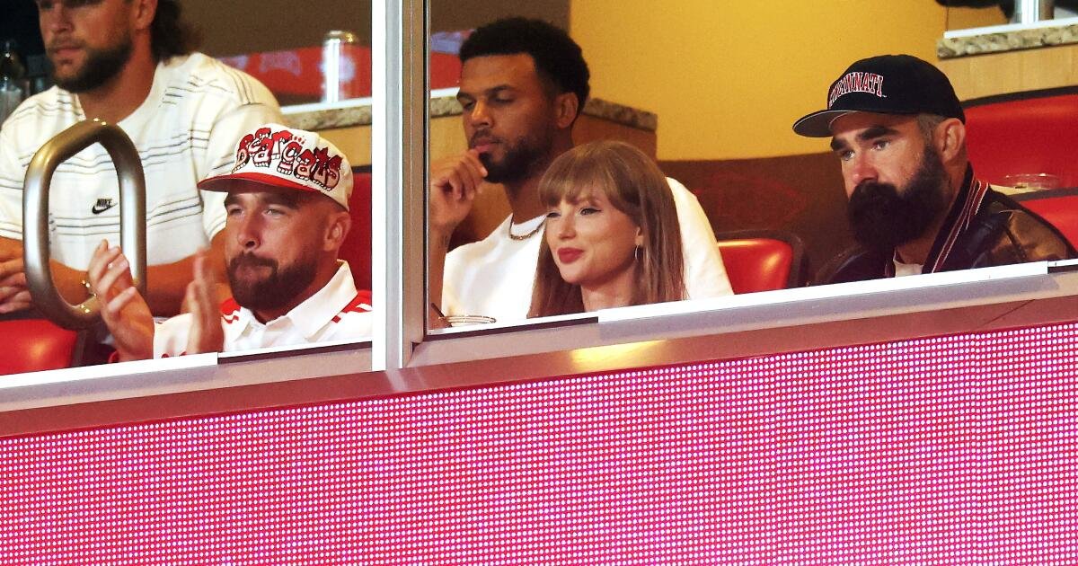 Taylor Swift, Travis Kelce y el gran anillo de compromiso de Swift van a un partido de fútbol juntos