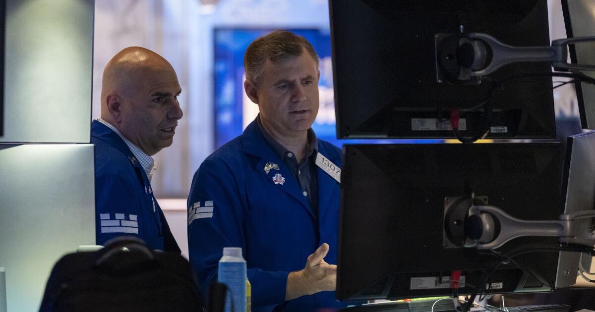 Wall Street cae más desde mayo después de que los empleadores recortan la contratación y los aranceles se despliegan