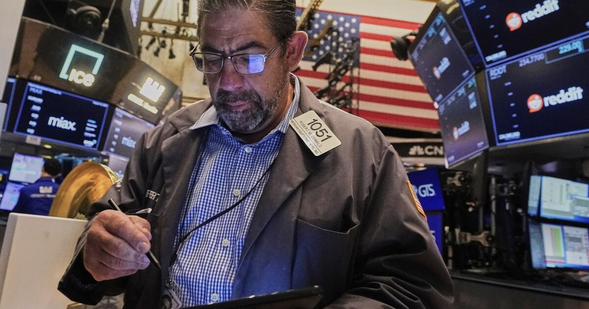 La mayoría de las acciones estadounidenses caen después de una decepcionante actualización de inflación, pero Big Tech mantiene a Wall Street establezca