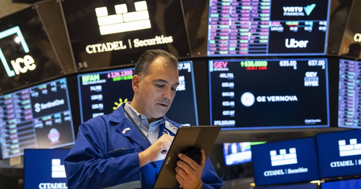 Las acciones estadounidenses se deslizan después de la última señal desalentadora de la economía